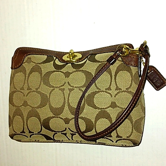 ☆Fabulous EUC COACH Signature Large Capacity Turnlock Baguette/Wristlet ☆ - Picture 10 of 16